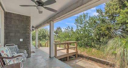 Manor and Mutts #2 (3-Bedroom Cottage) - Pets Allowed by RedAwning