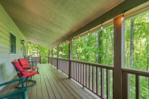 Terrace/patio - Secluded 4 Bedroom with Hot Tub. 5 minutes to town. MC friendly and accessible! (Maggie Valley)