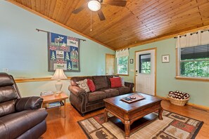 Smart-tv, eldstad och ett bordtennisbord