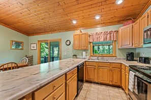 Fridge, microwave, oven, stovetop - Secluded 4 Bedroom with Hot Tub. 5 minutes to town. MC friendly and accessible! (Maggie Valley)