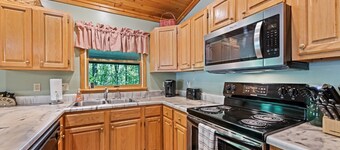 Secluded 4 Bedroom with Hot Tub. 5 minutes to town. MC friendly and accessible!