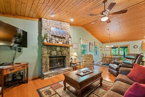 Smart TV, fireplace, ping pong - Secluded 4 Bedroom with Hot Tub. 5 minutes to town. MC friendly and accessible! (Maggie Valley)