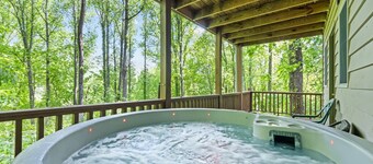 Secluded 4 Bedroom with Hot Tub. 5 minutes to town. MC friendly and accessible!