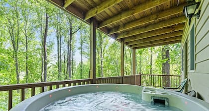 Secluded 4 Bedroom with Hot Tub. 5 minutes to town. MC friendly and accessible!