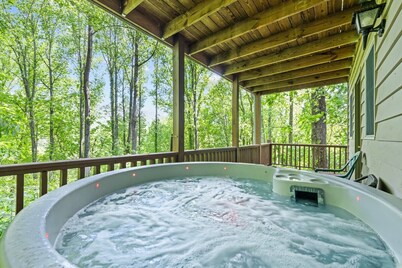 Secluded 4 Bedroom with Hot Tub. 5 minutes to town. MC friendly and accessible!