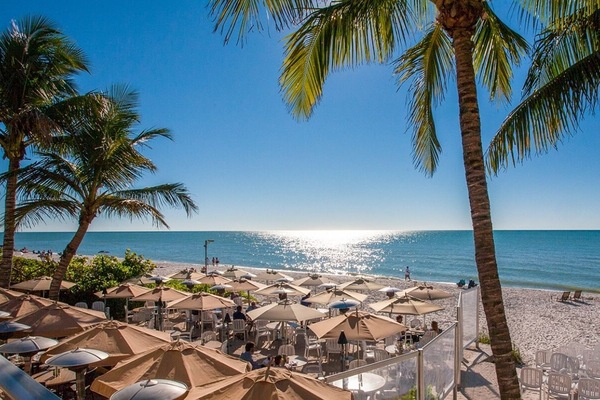 Perto da praia, espreguiçadeiras, toalhas de praia