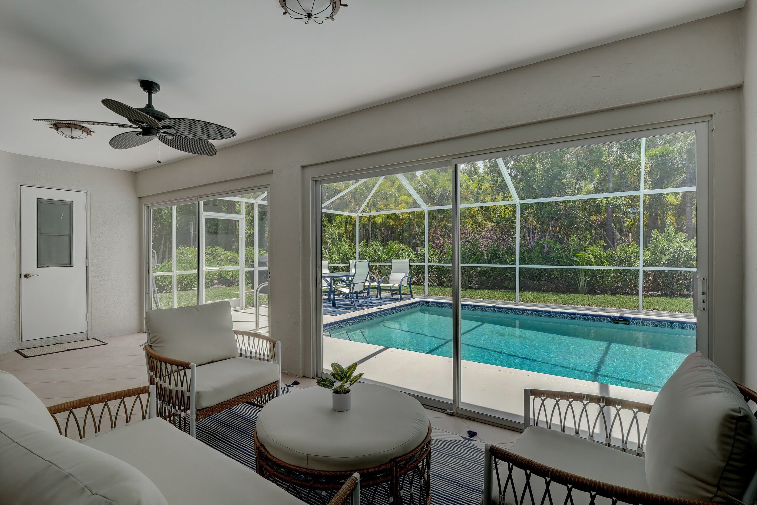 Alberca al aire libre y alberca climatizada