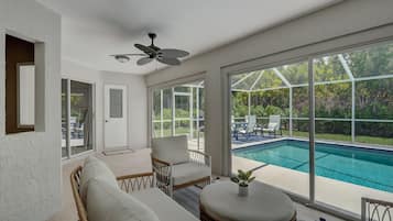 Una piscina al aire libre, una piscina climatizada