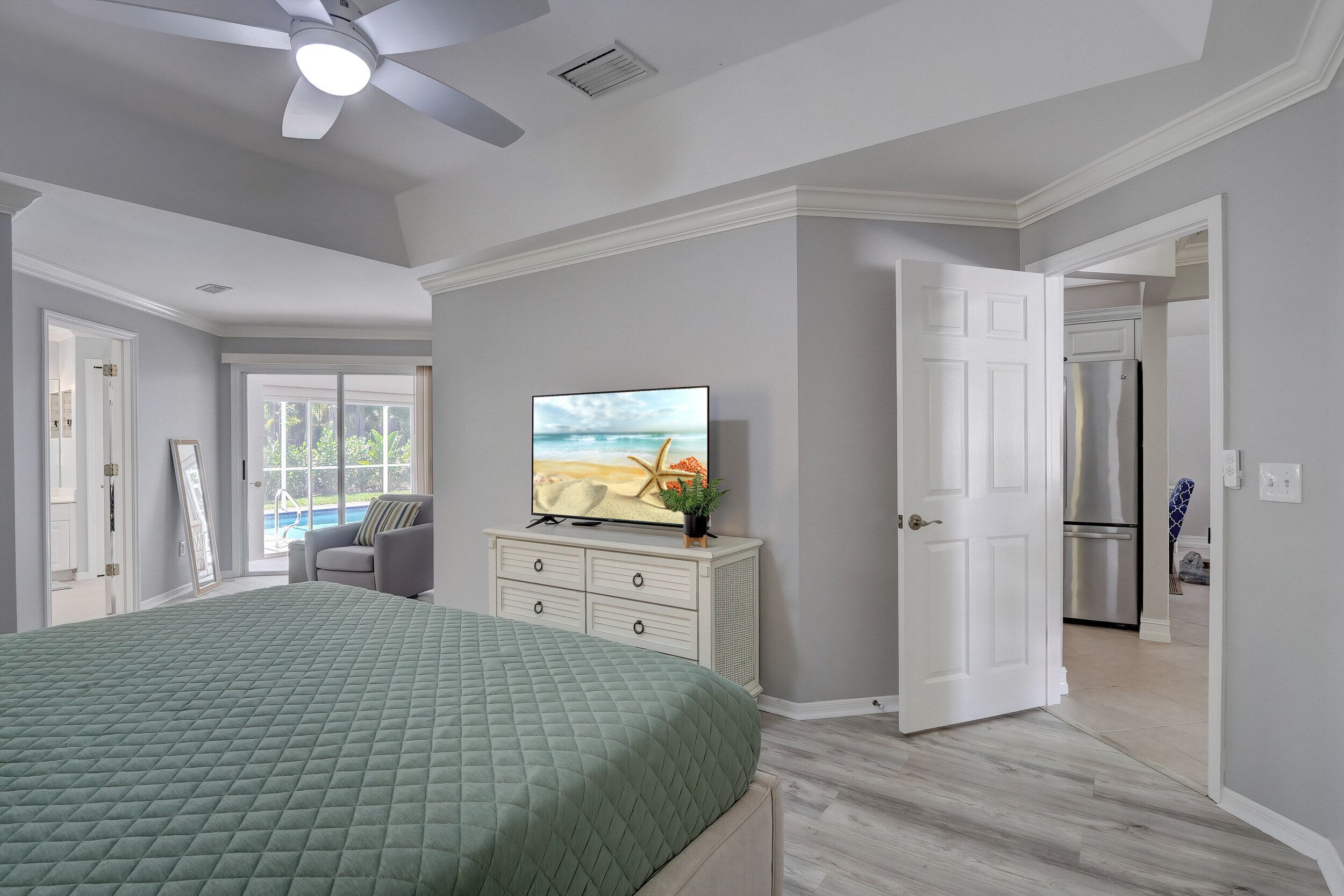 4 bedrooms, desk, iron/ironing board, travel cot