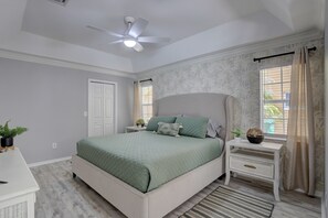 4 عدّة غرف نوم ومكتب ومكواة/لوح كي وسرير سفر