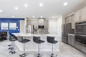 Kylskåp, mikrovågsugn, ugn och spishäll