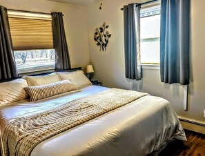 3 bedrooms, desk, iron/ironing board, travel cot