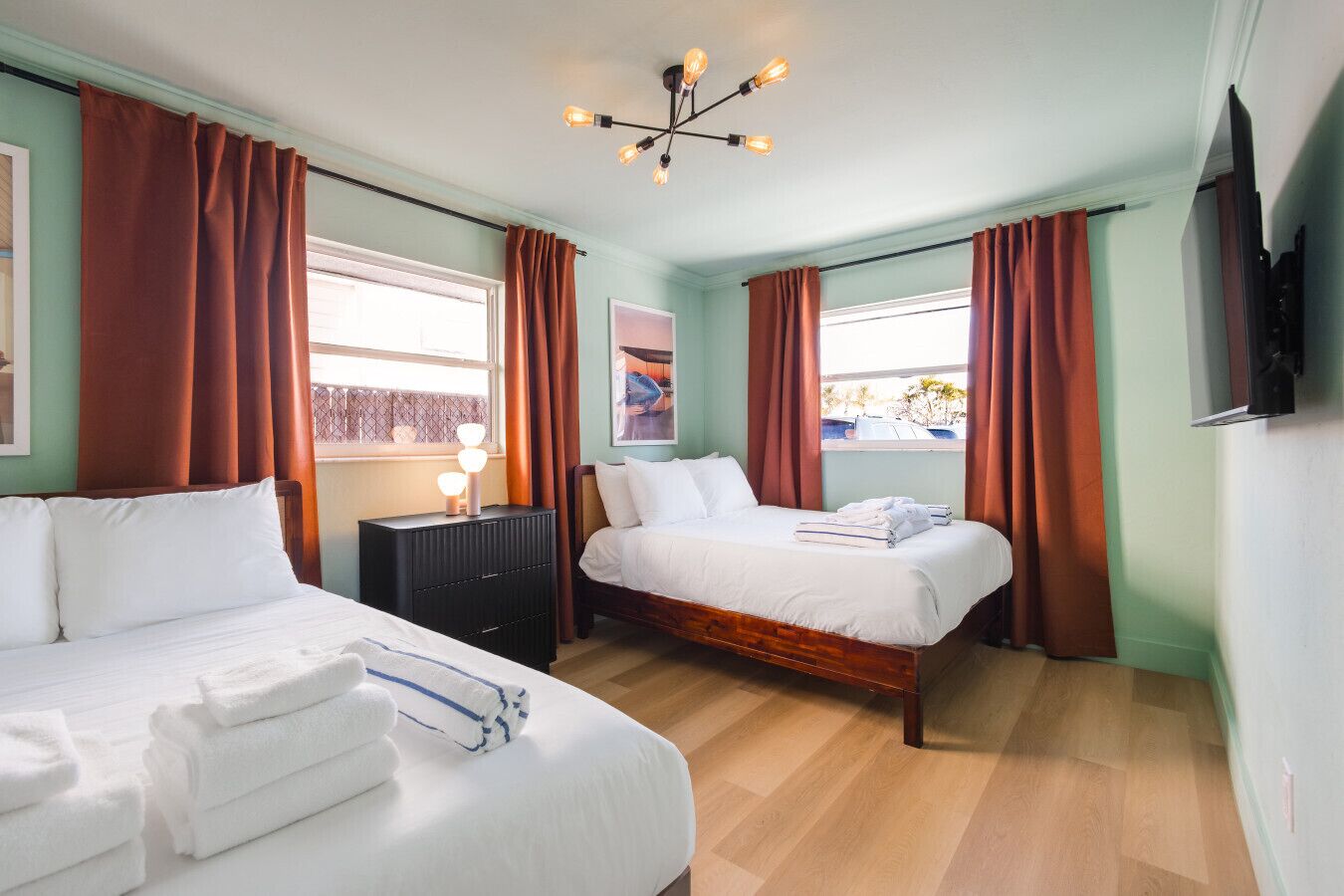 2 bedrooms, desk, iron/ironing board, WiFi