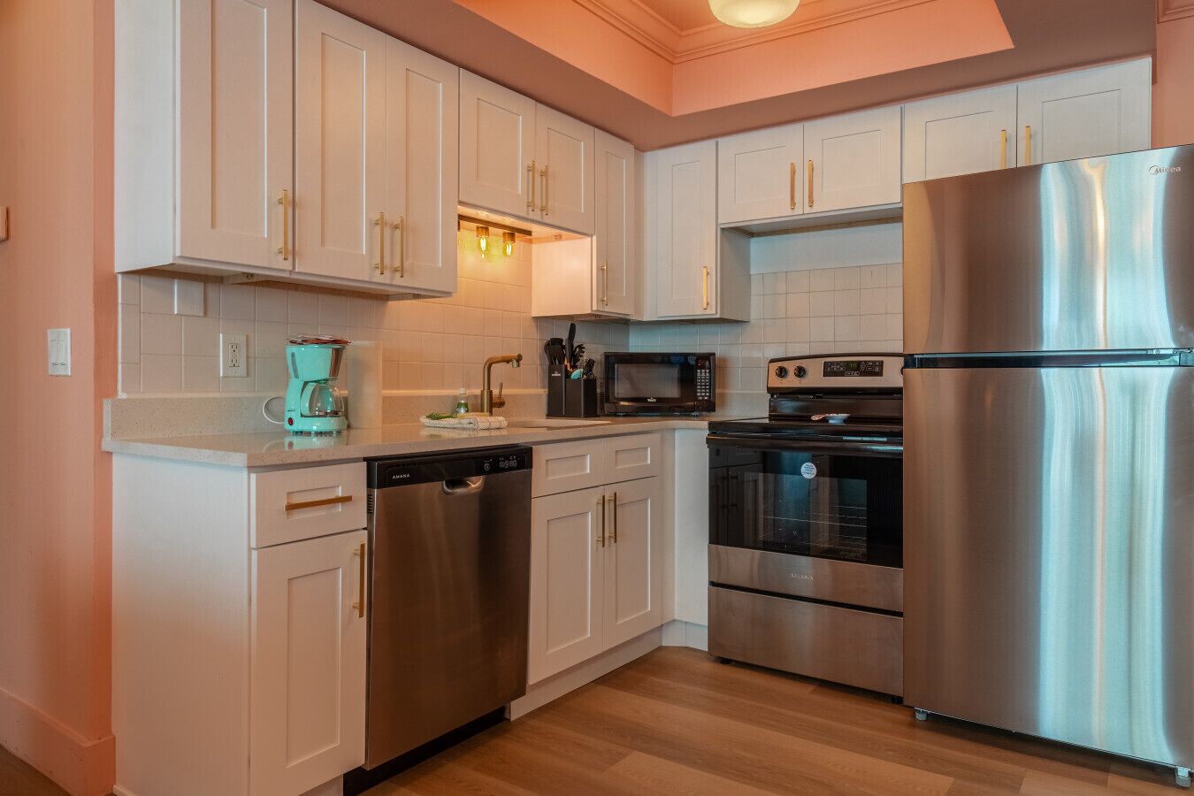 Refrigerador, cafetera y tetera y utensilios de cocina 