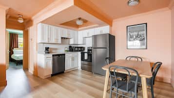 Kühlschrank, Wasserkocher mit Kaffee-/Teezubehör