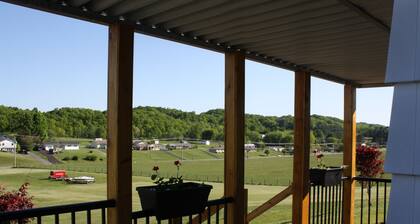 FairOaks Place Sleeps 6 King, Queen with foldout couch near Barter & Va Creeper