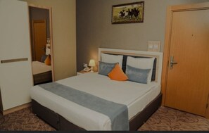 Room | In-room safe, desk, laptop workspace, free WiFi - Gold City Hotel Baku (Baku)