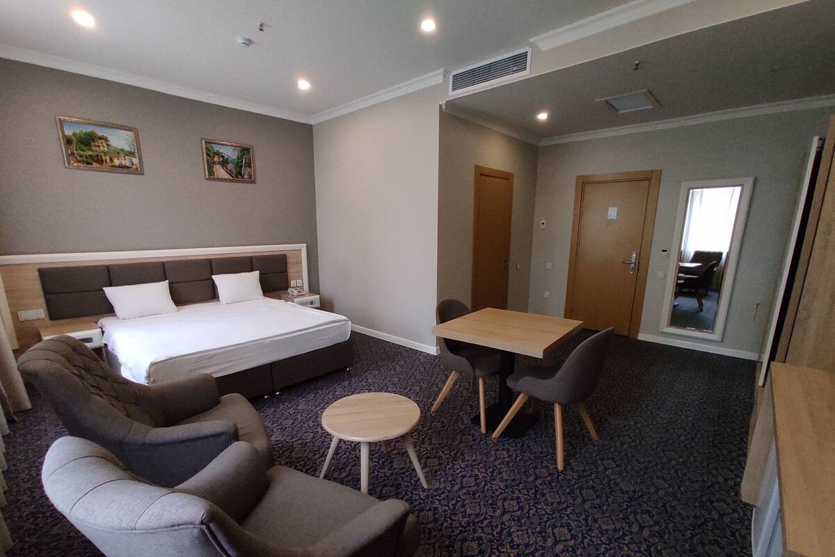 Room | In-room safe, desk, laptop workspace, free WiFi