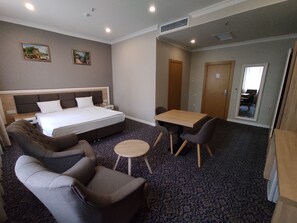 Room | In-room safe, desk, laptop workspace, free WiFi - Gold City Hotel Baku (Baku)