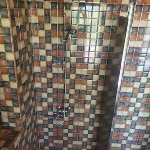 Bañera, secador de pelo, toallas, jabón