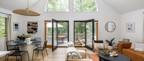 Smart-TV, Kamin, Bücher, Stereoanlage