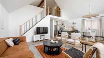 Smart TV, fireplace, books, stereo