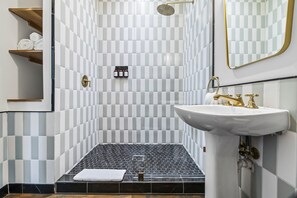Deluxe Room, 1 King Bed | Bathroom | Shower, rainfall showerhead, designer toiletries, hair dryer - Gruene River Inn (New Braunfels)