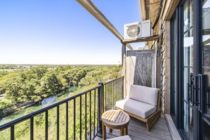 Rom – deluxe, 1 kingsize-seng | Utsikt fra balkong