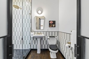 Rom – deluxe, 1 kingsize-seng | Bad | Dusj, regndusjhode, designertoalettartikler og hårføner