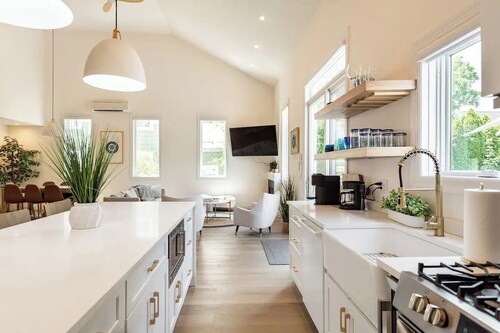 New Construction Greenport Pool House - 3 Blocks from Town