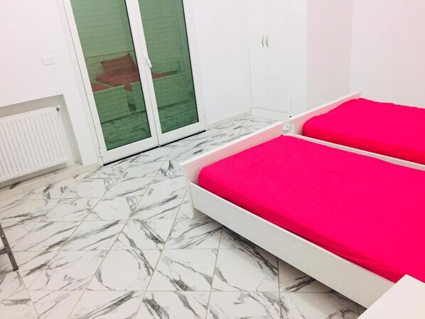 1 chambre, fer et planche à repasser, accès au Wi-Fi (inclus)