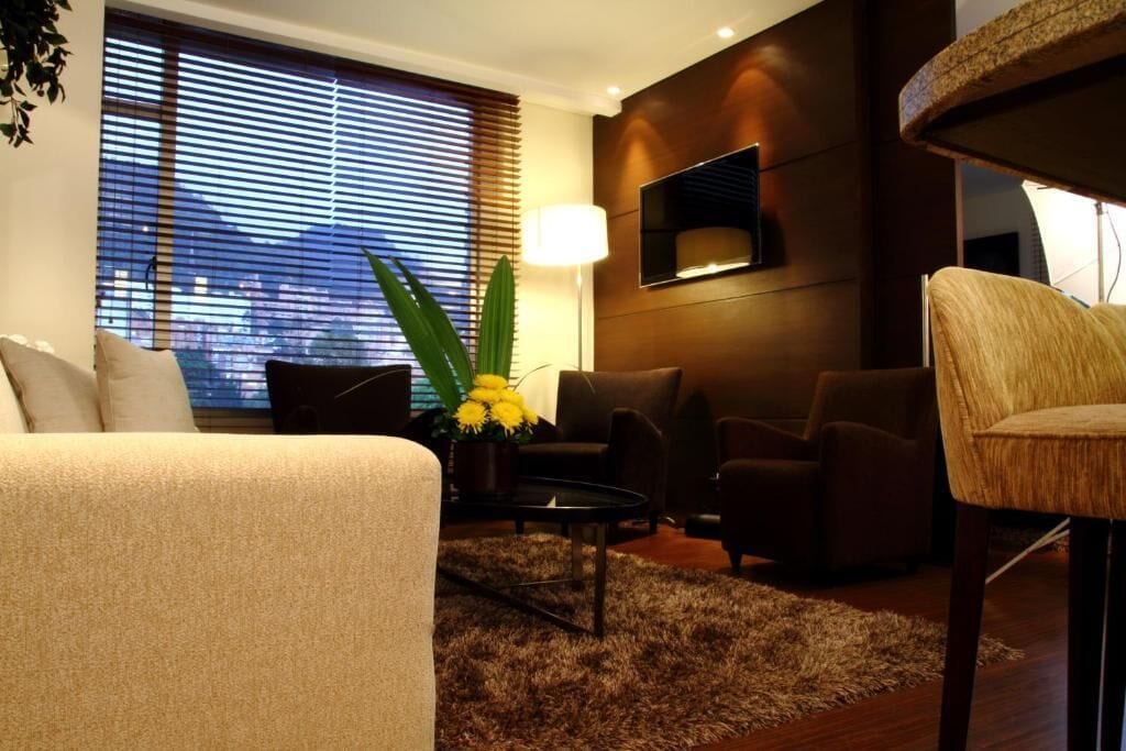 hypo-allergenic bedding, soundproofing, free wifi, bed sheets