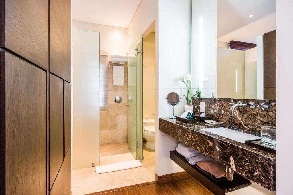 hypo-allergenic bedding, soundproofing, free wifi, bed sheets