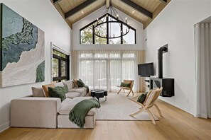 Verbier 8-201 | Living area | 42-inch Smart TV with cable channels, TV, fireplace - Verbier Tremblant by RVMT (Mont-Tremblant)