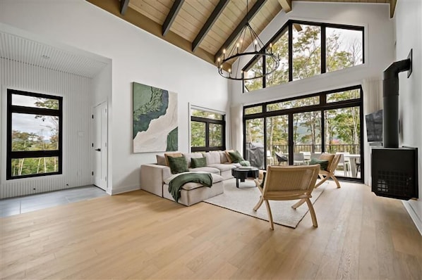 Verbier 8-201 | Living area | 42-inch Smart TV with cable channels, TV, fireplace - Verbier Tremblant by RVMT (Mont-Tremblant)