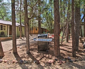 Hidden_Rest_Set2_14 - Cabin 2 — Queen Cabin with Sofa Bed and Screened Porch (Lakeside)