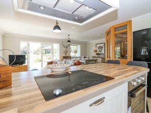 Refrigerador, lavavajillas, tetera eléctrica y tostadora