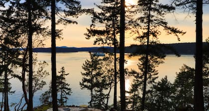 Stylish waterfront oasis w/ hot tub, fiber optic internet, & entertainer's deck