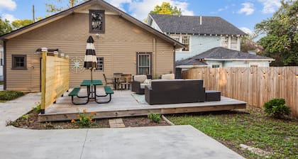 Historic Bungalow 2 Blocks from Uptown Action & 6 Blocks from ECU!
