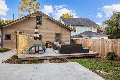 Historic Bungalow 2 Blocks from Uptown Action & 6 Blocks from ECU!