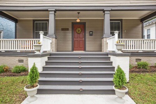 Historic Bungalow 2 Blocks from Uptown Action & 6 Blocks from ECU!