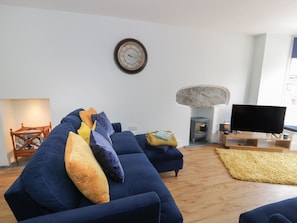 Cottage | Living room | Fireplace - Bryn Derfel (Porthmadog)