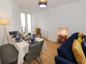 Cottage | Living room | Fireplace - Bryn Derfel (Porthmadog)