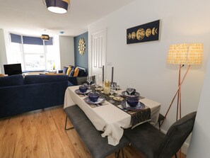 Cottage | Private kitchen | Fridge, dishwasher, electric kettle, toaster