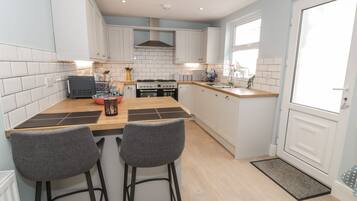 Cottage | Private kitchen | Fridge, dishwasher, electric kettle, toaster