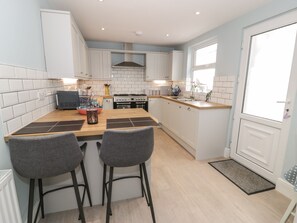 Cottage | Private kitchen | Fridge, dishwasher, electric kettle, toaster