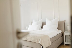 2 bedrooms, iron/ironing board, WiFi, bed sheets - Suite North | Direct waterfront location (Greetsiel)