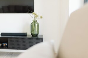 Interior - Suite North | Direct waterfront location (Greetsiel)