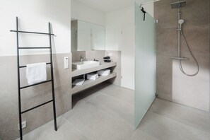 Dusche, Haartrockner, Handtücher