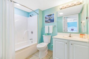 Bañera con ducha, secador de pelo, toallas